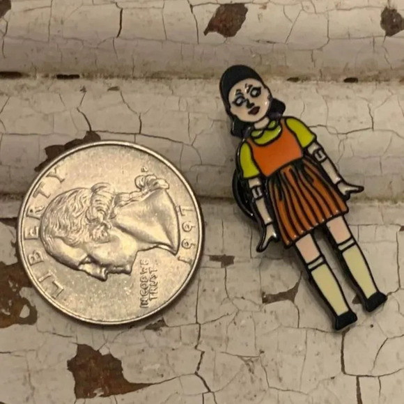 New Squid game inspired large doll enamel pin - Picture 2 of 3